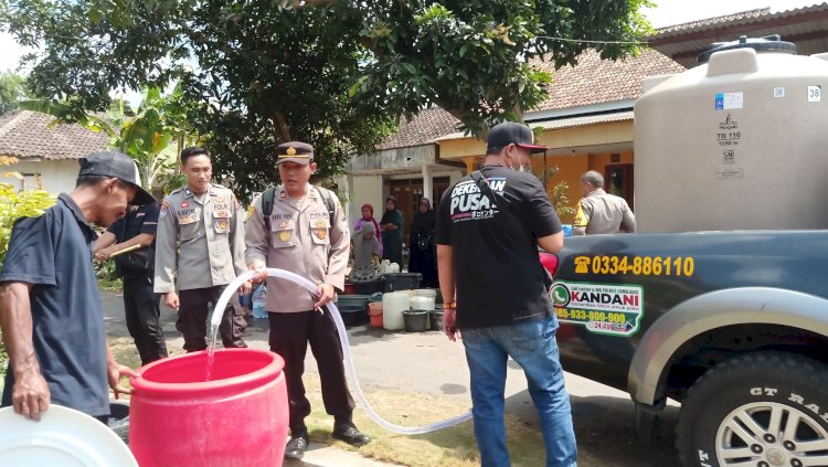 Polres Lumajang Kembali Distribusikan Bantuan Air Bersih Untuk Warga